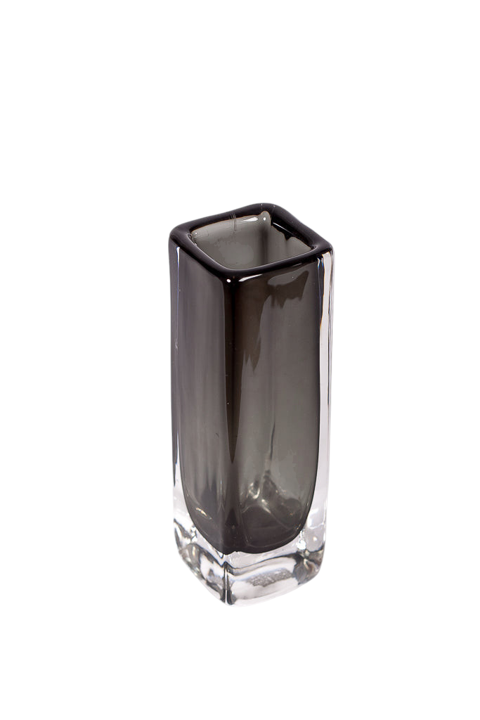 Modighus.se Orrefors fyrkantig vas i rökfärgat glas med 19 cm höjd och stilren minimalistisk design