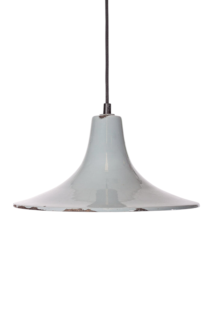 Modighus.se industrilampa i grå emalj med vit insida och svart textilkabel, vintage design med naturligt slitage.