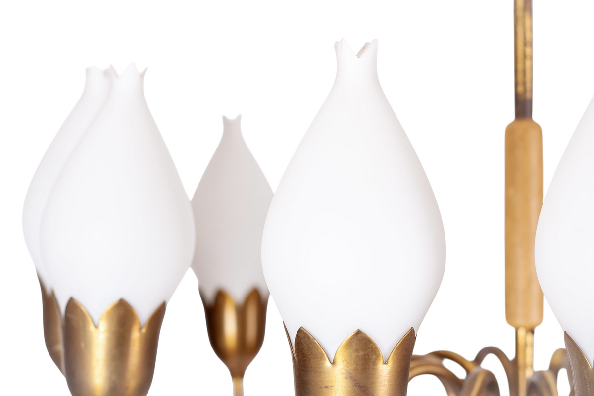 Modighus.se taklampa Tulpi från Fog & Mørup i mässing med vita tulpanformade glasdetaljer i vintageskick