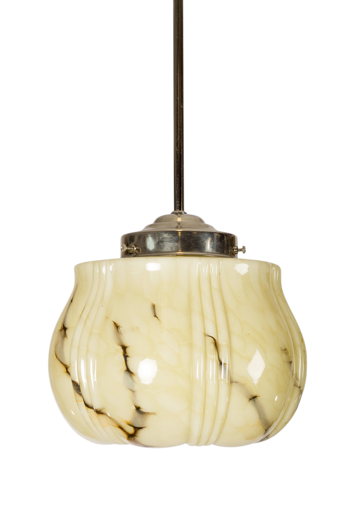Modighus.se lampkupa i glas med ljus marmorerad design och räfflad form monterad på en metallpendel.