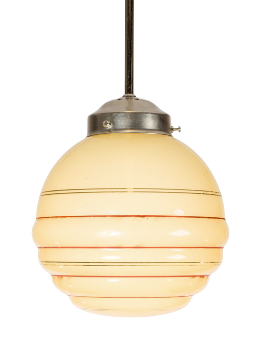 Modighus.se retro lampkupa i krämvitt glas med dekorativa ränder och metallfäste för takpendel.
