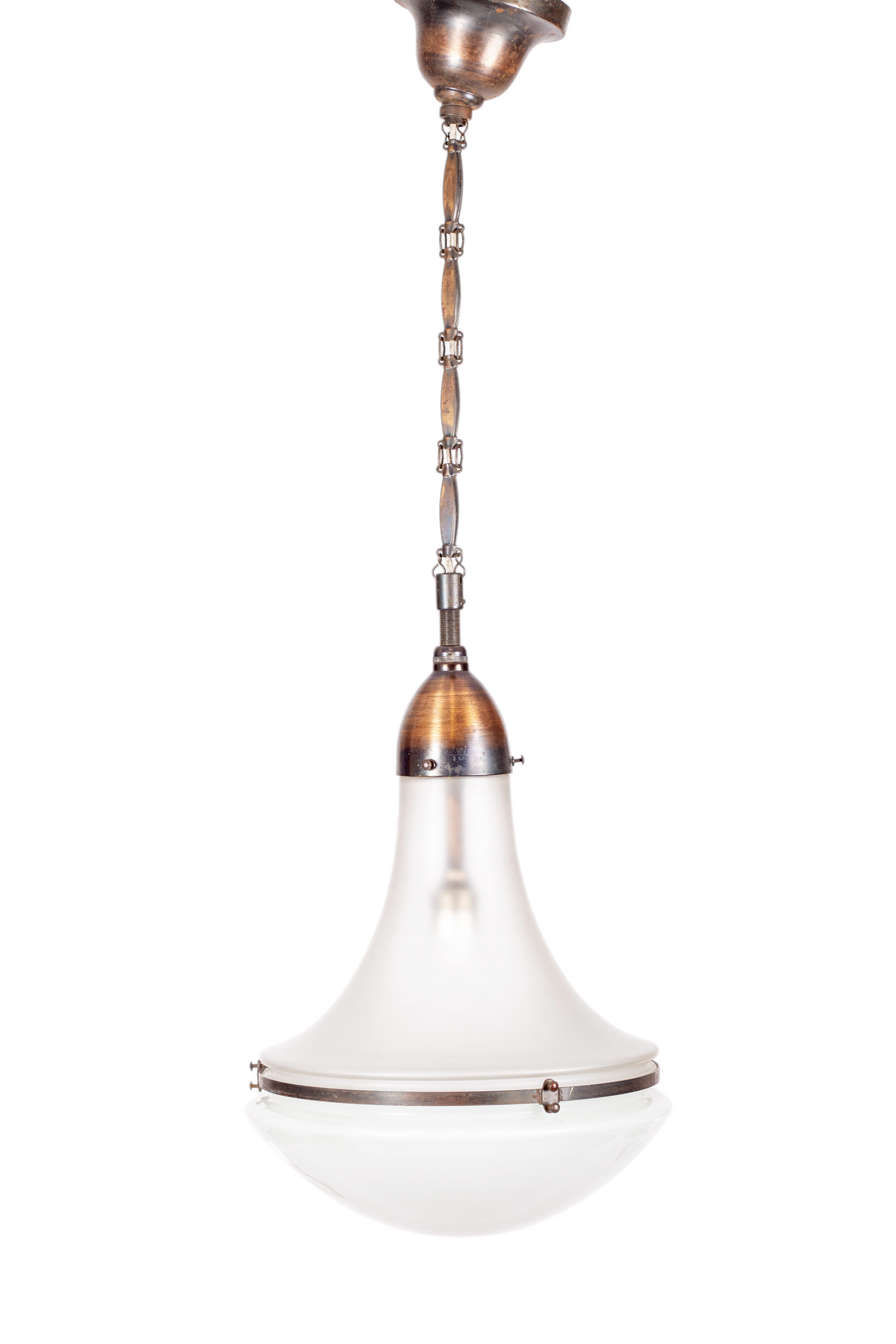 Modighus.se Luzette taklampa av Peter Behrens i frostat glas och koppar från 1920-talet med kedjeupphängning