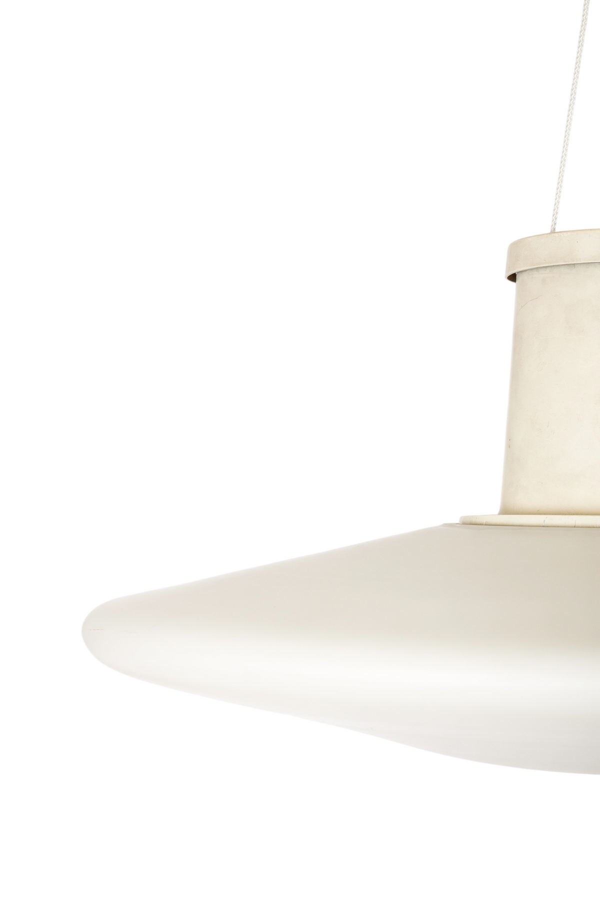 Modighus.se ASEA UFO plafond i vitt glas med metallfäste, en stilren taklampa med svävande design.