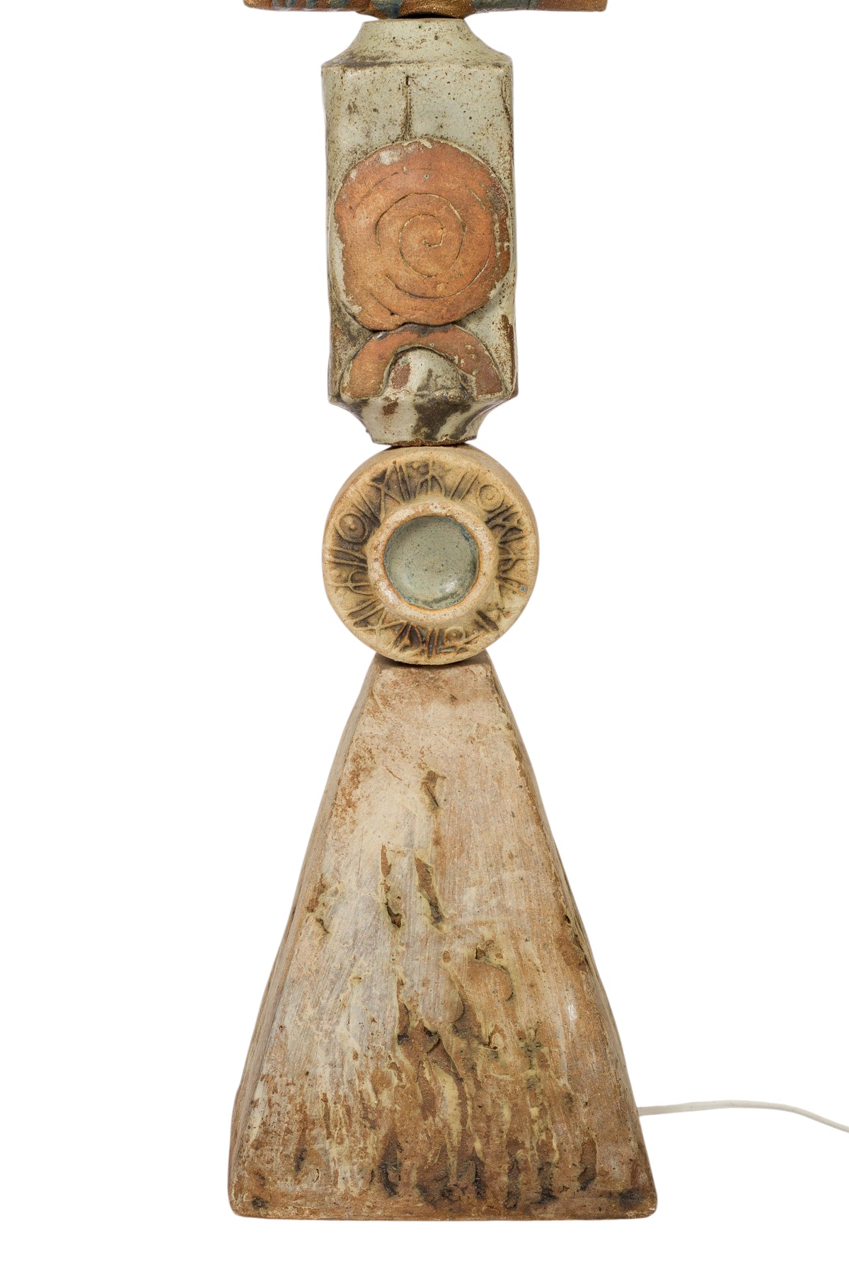 Modighus.se skulptural golvlampa i keramik av Bernard Rooke med totemliknande design i jordnära toner från 1960-talet.