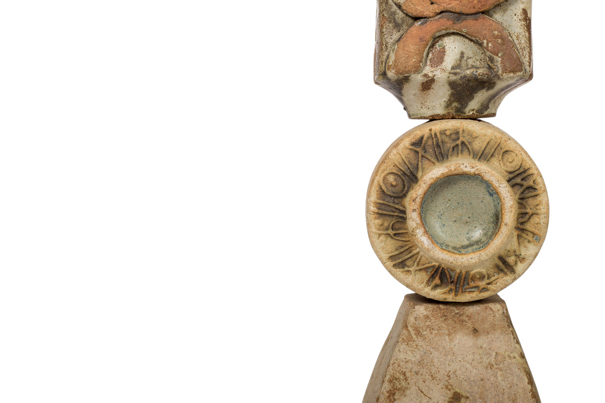Modighus.se skulptural golvlampa i keramik av Bernard Rooke med totemliknande detaljer i vintage 1960-tal