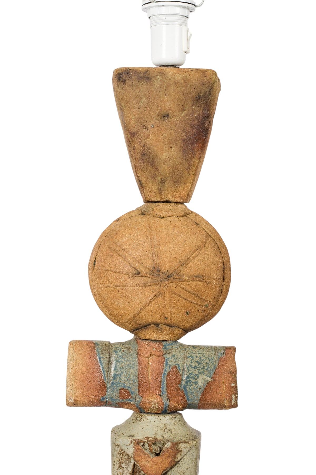 Modighus.se skulptural golvlampa i keramik av Bernard Rooke med totemliknande design i jordnära toner från 1960-talet.