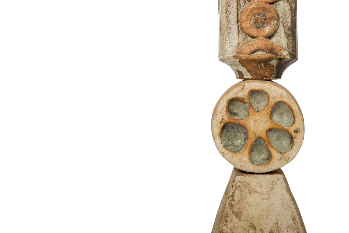 Modighus.se skulptural golvlampa i keramik av Bernard Rooke med totemliknande detaljer i vintage 1960-talsstil