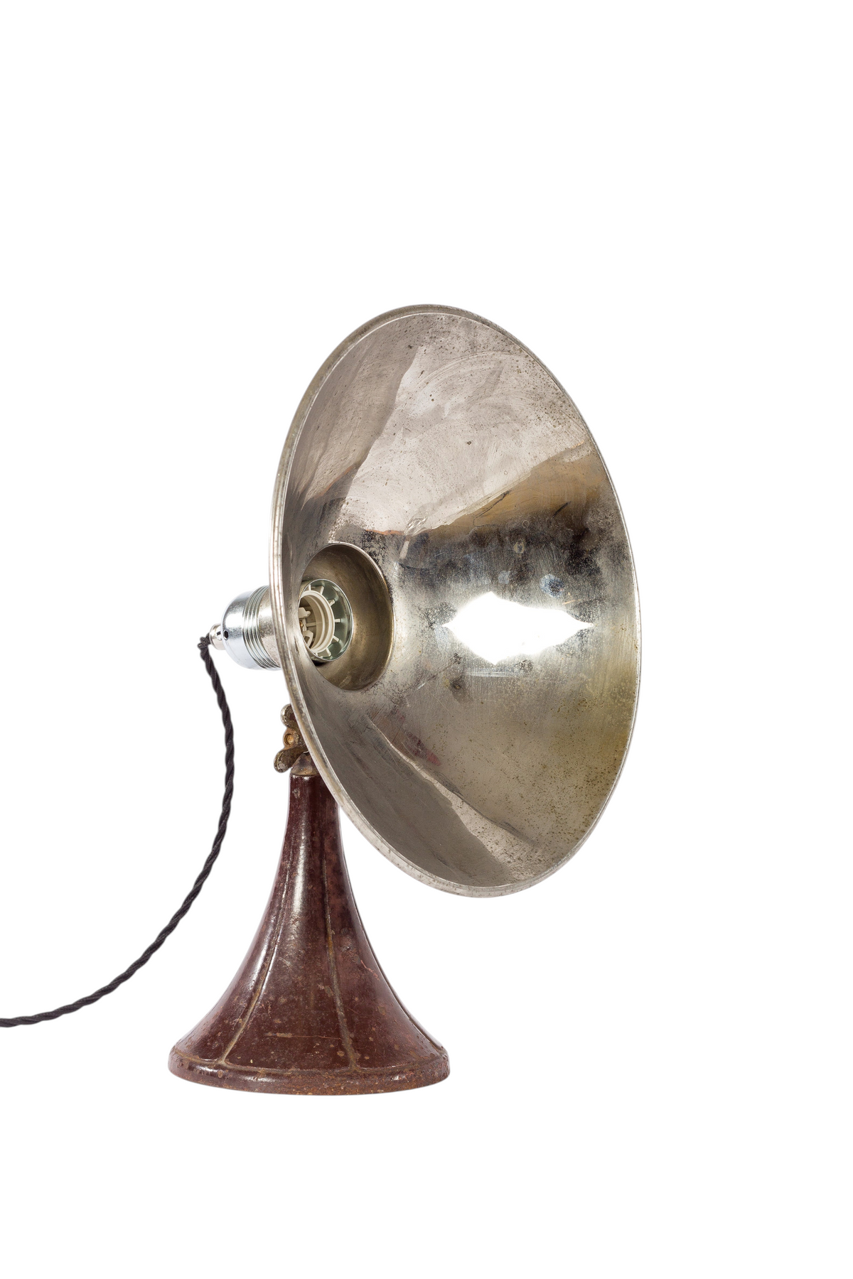 Modighus.se vintage vägglampa från 1930-talet i vinrött gjutjärn med kromad skärm och svart tvinnad textilkabel.