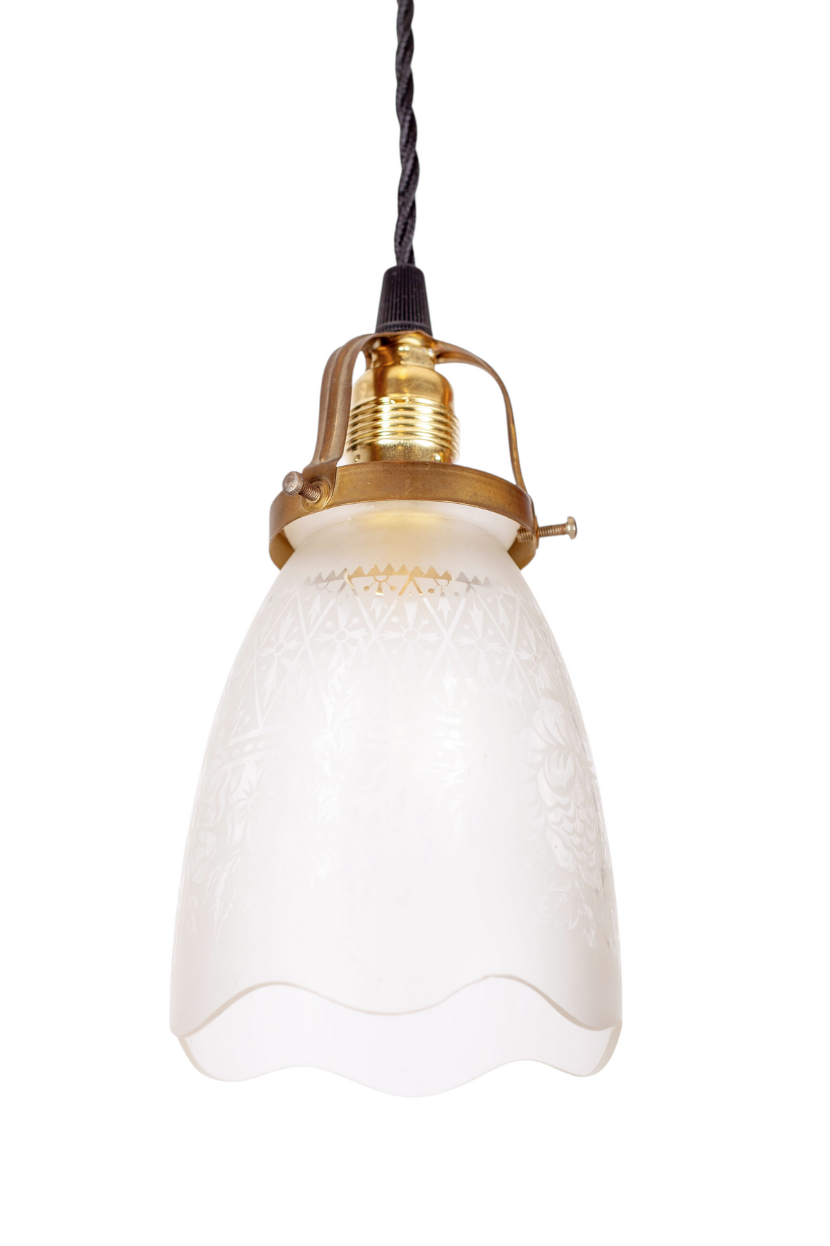 Modighus.se fönsterlampa från 1920-talet i frostat glas med mönster, mässingsdetaljer och svart tvinnad kabel.