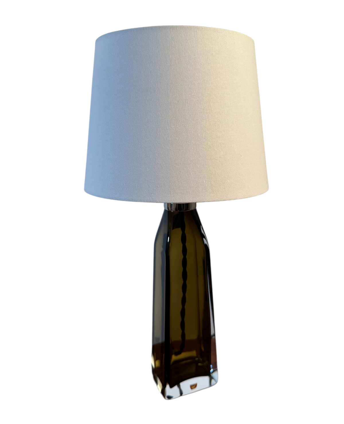 Modighus.se Orrefors bordslampa modell RD 1884 med mörkbrun glasfot och vit tygskärm, 38 cm hög.