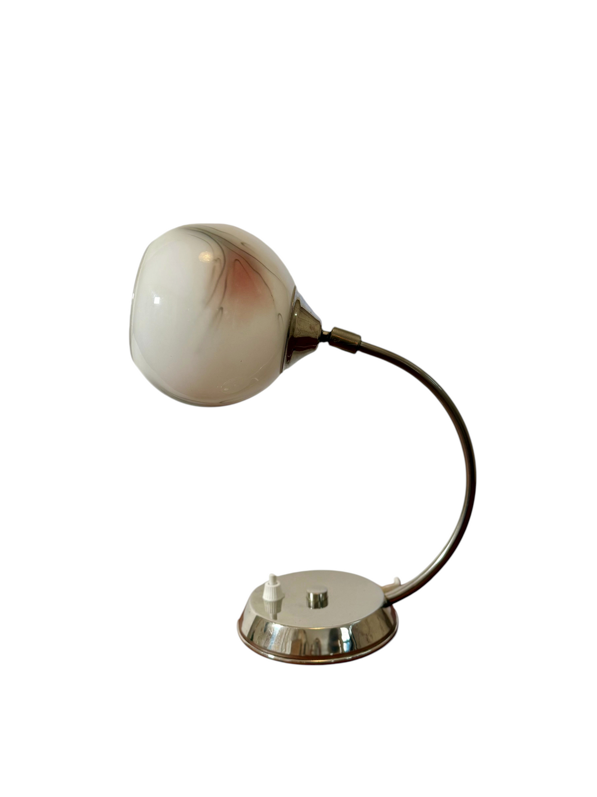 Modighus.se vintage bordslampa i krom med vit glaskupa och rödsvart dekor, kan även användas som vägglampa.