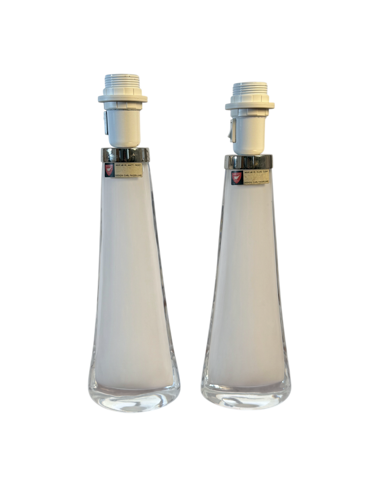 Par eleganta Orrefors bordslampor i vitt glas designade av Carl Fagerlund, säljs hos Modighus.se
