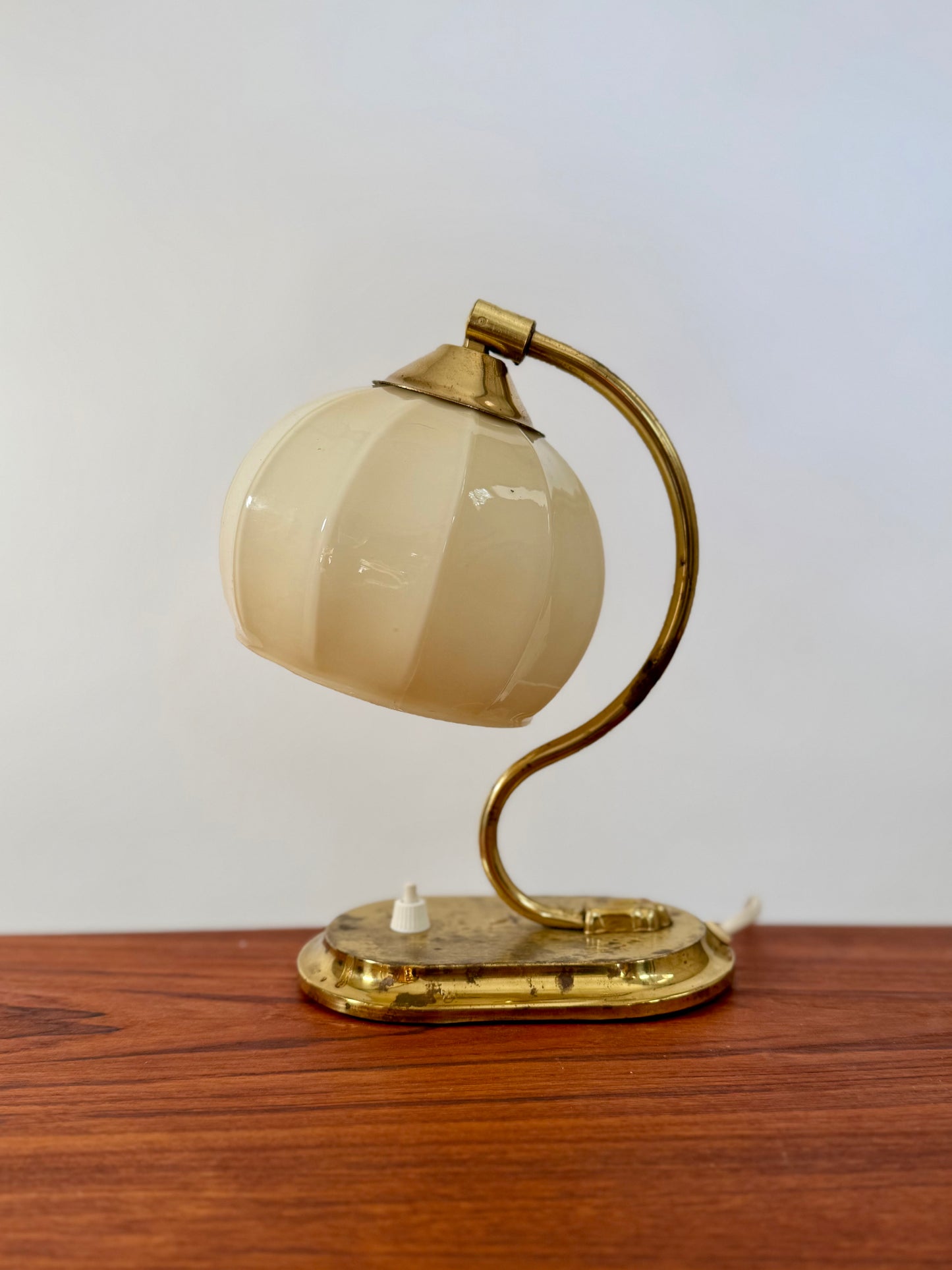 Liten bord/vägglampa i mässing