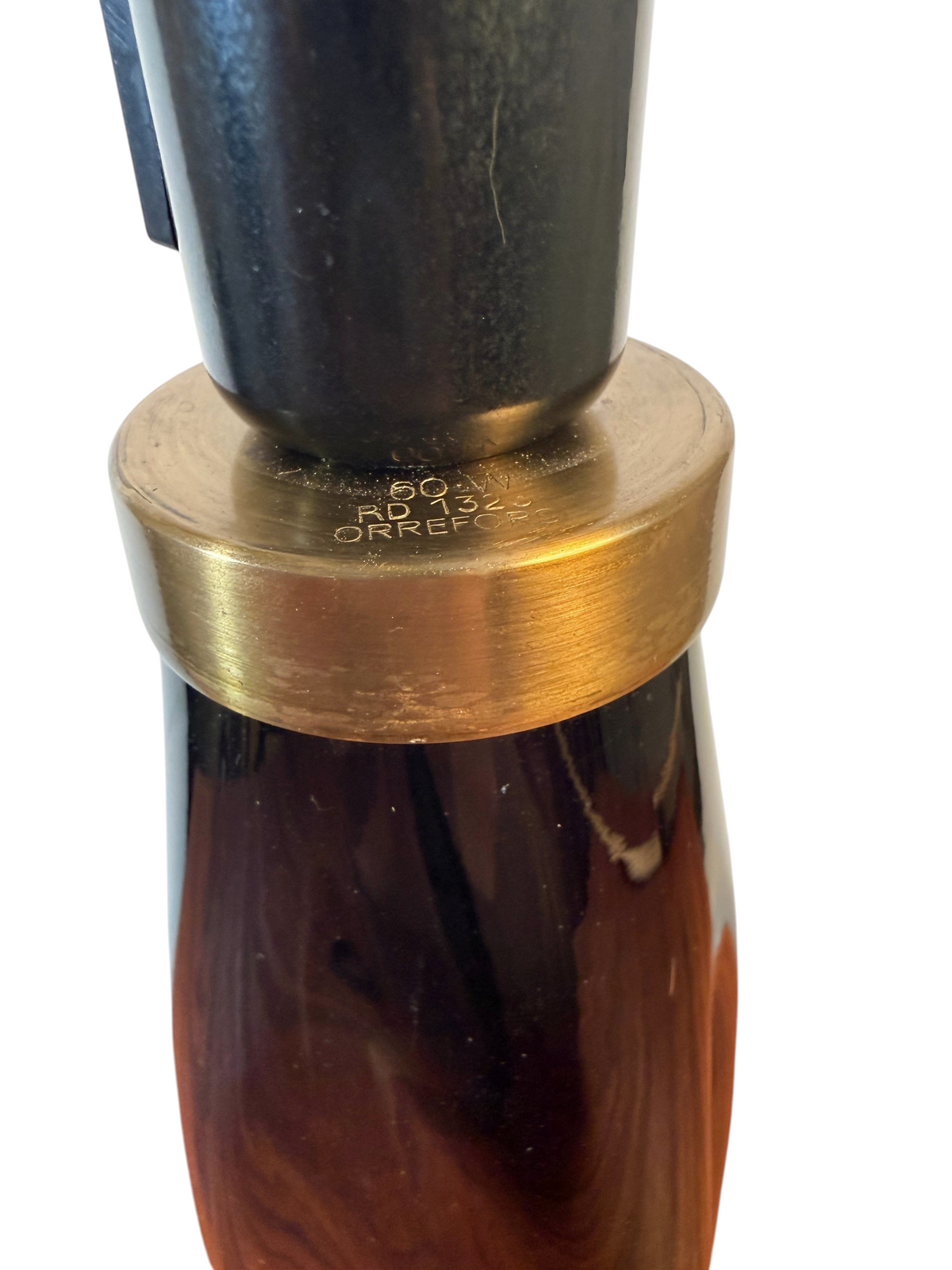 Modighus.se Orrefors bordslampa modell RD 1323 i mörkgrått glas med mässingsdetaljer och ingraverad märkning.
