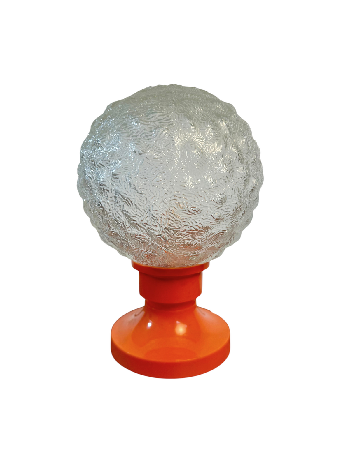 Modighus.se retro bordslampa från 1970-talet med orange plastfot och rund glob i mönstrat pressat klarglas.