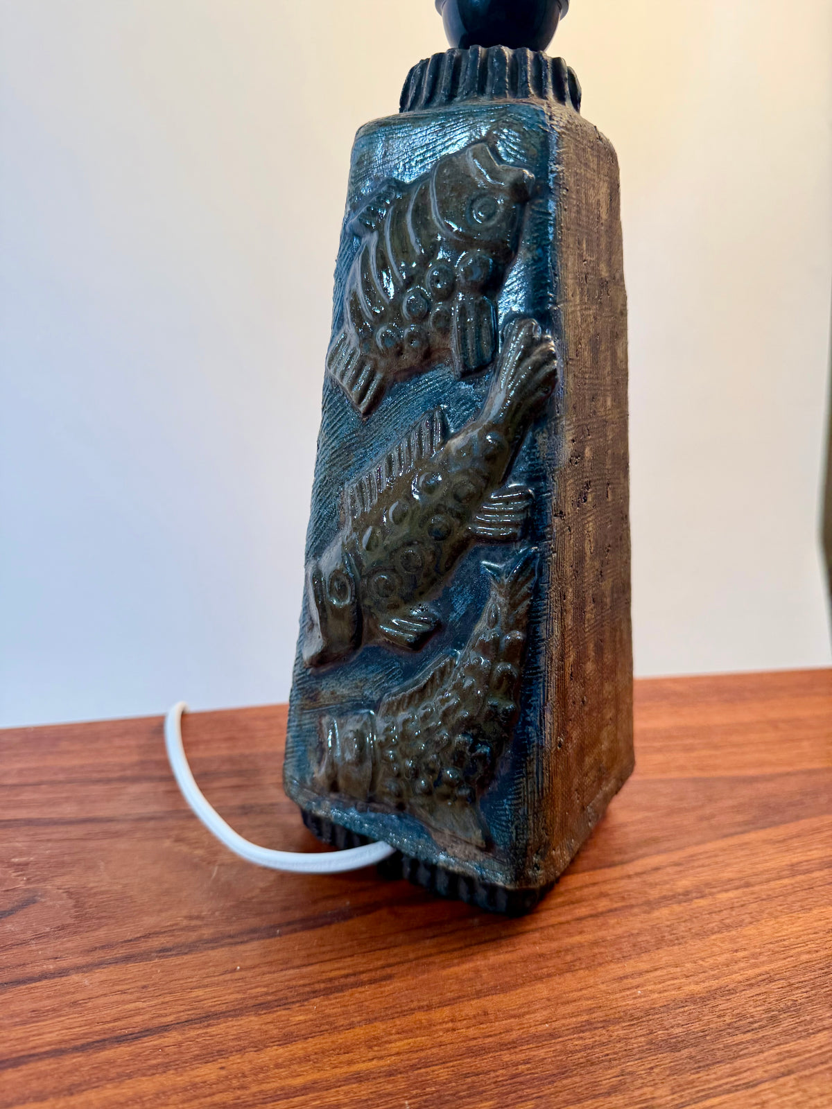 Keramiklampa med fiskmotiv