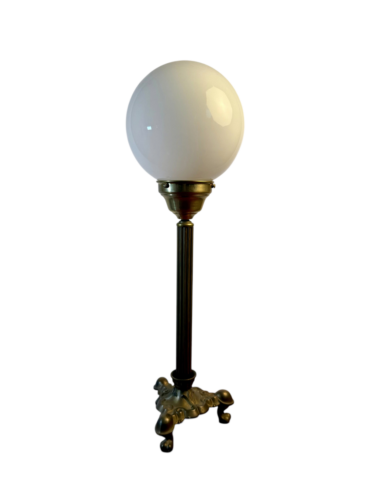 Modighus.se vintage bordslampa i mässing med lejonfötter och opalvit glasglob från 1940-talet