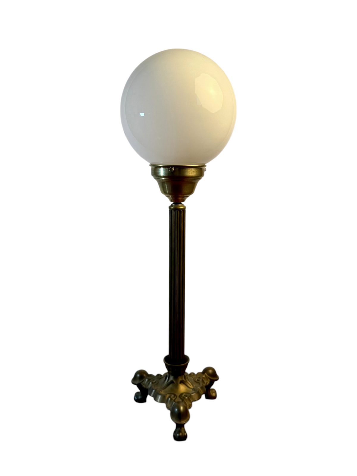 Modighus.se bordslampa från 1940-talet i mässing med lejonfötter och en rund opalvit glasglob.