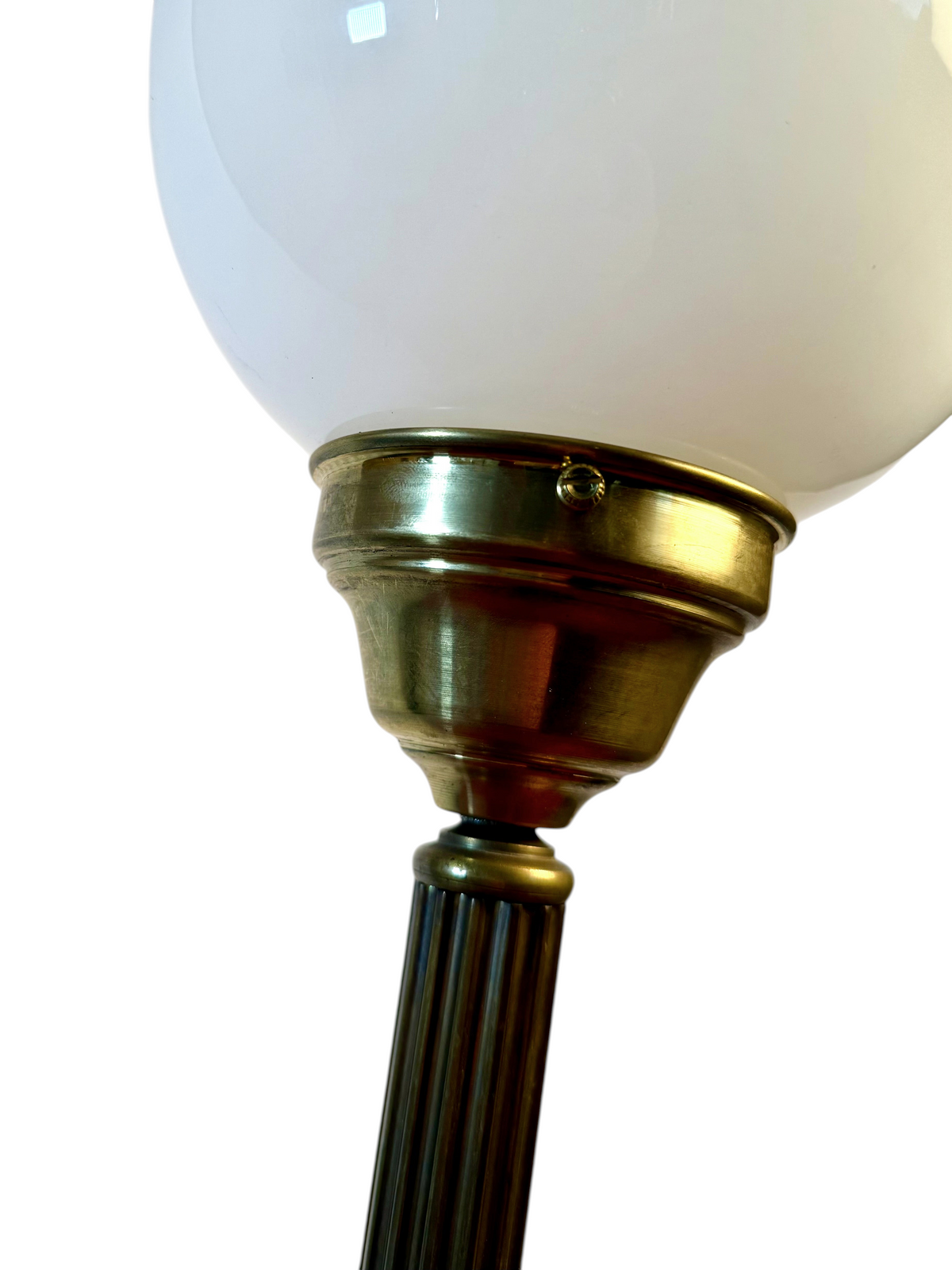 Modighus.se vintage bordslampa i mässing med opalvit glasglob och detaljerad fot från 1940-talet