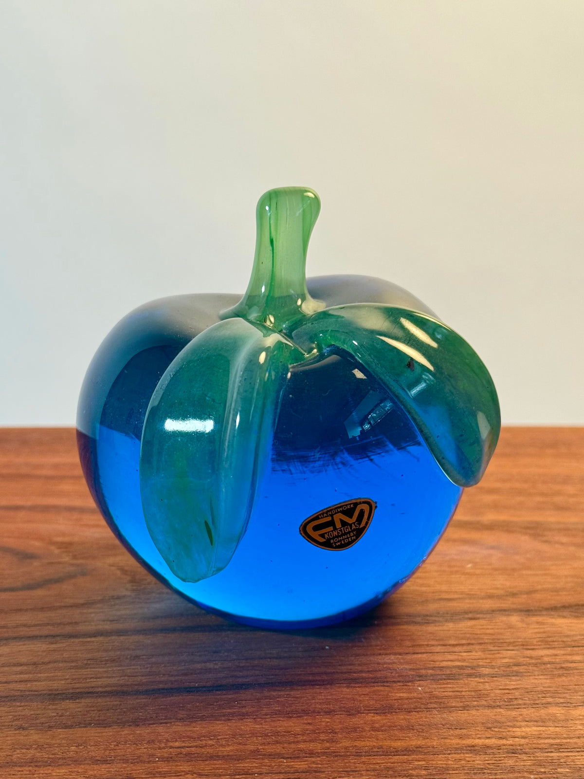 Blått äpple i glas