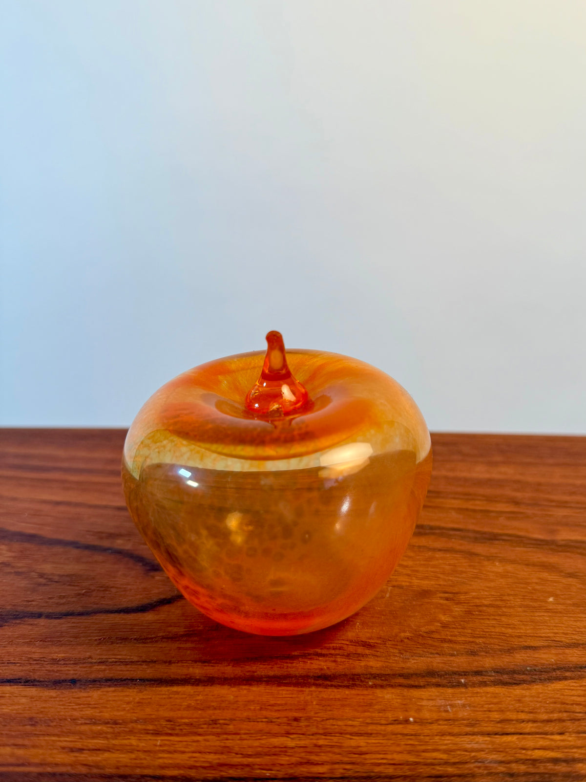 Orange äpple i glas