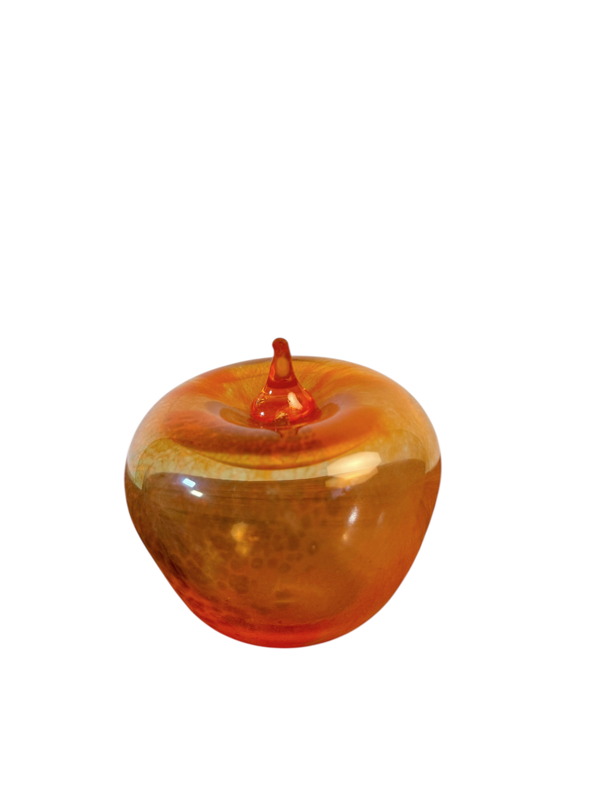 Modighus.se vintage äpple i orange genomskinligt glas från 1980-talet placerat på en träyta.