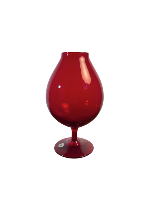 Modighus.se tulpanglas-vas i mörkrött glas designad av Tyko Axelsson för Reijmyre under 1950-talet.