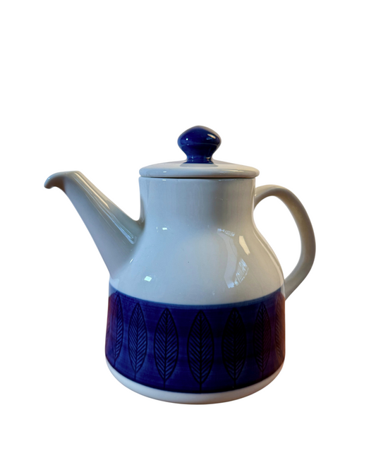 Modighus.se Koka Blå kaffekanna i vitt porslin med blått bladmönster och matchande lock, design Hertha Bengtson.