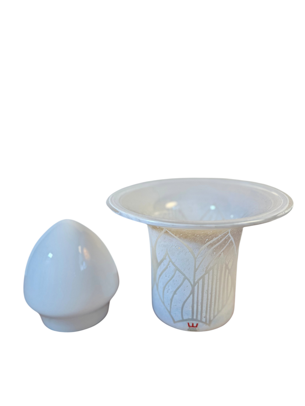 Modighus.se vintage bordslampa från Kosta i vitt glas med dekorativt mönster, designad av Hanne Dreutler på 1970-talet.
