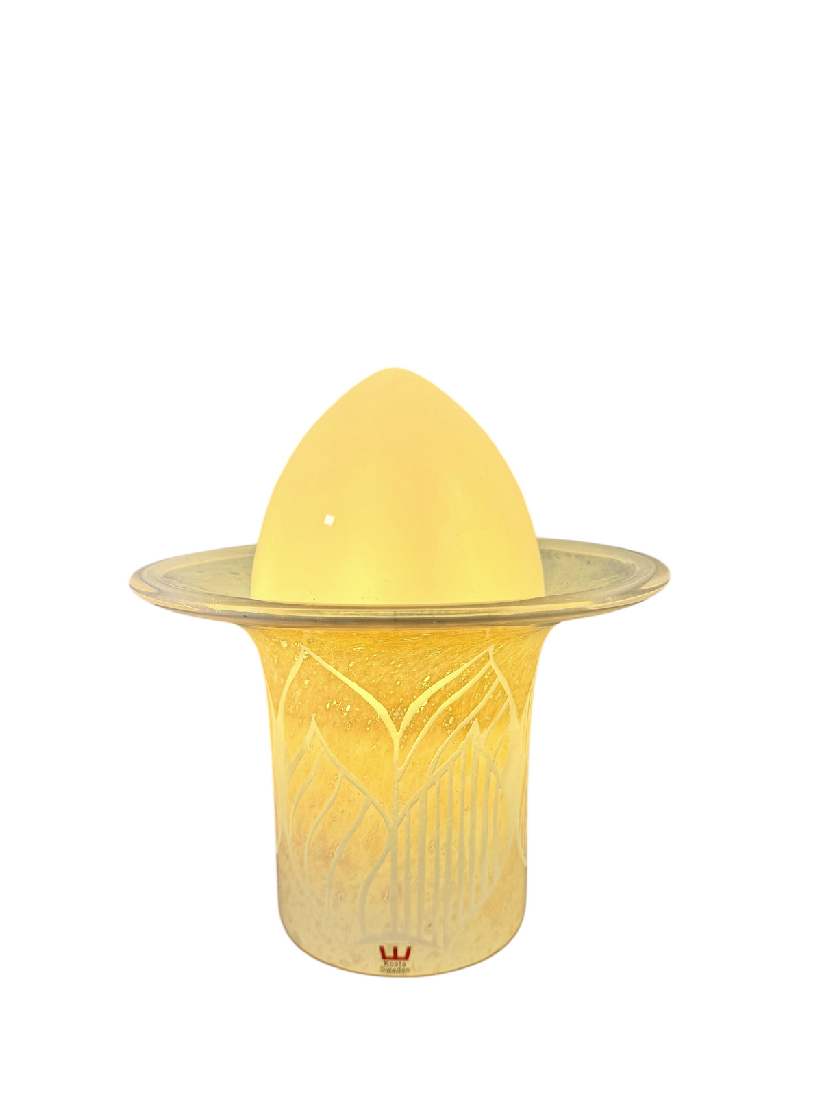 Modighus.se bordslampa i glas från Kosta designad av Hanne Dreutler med vitt mönstrat glas från 1970-talet