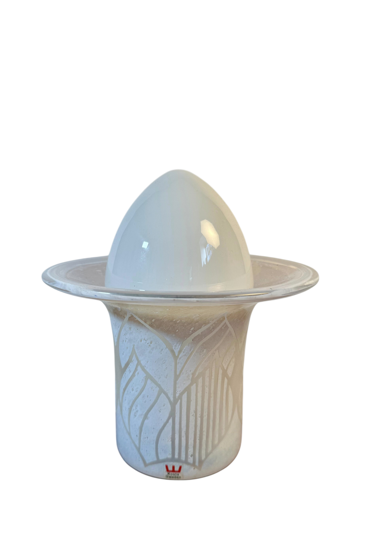 Modighus.se bordslampa från Kosta i vitt glas med dekorativt mönster, designad av Hanne Dreutler på 1970-talet.