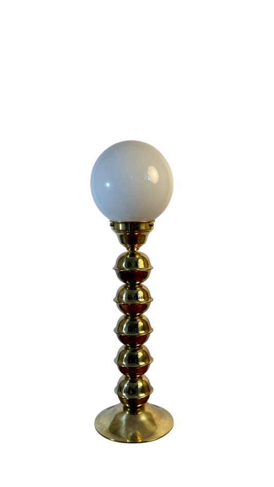 Modighus.se retro bordlampa från 1970-talet med mässingsfot och rund vit opalglasglob