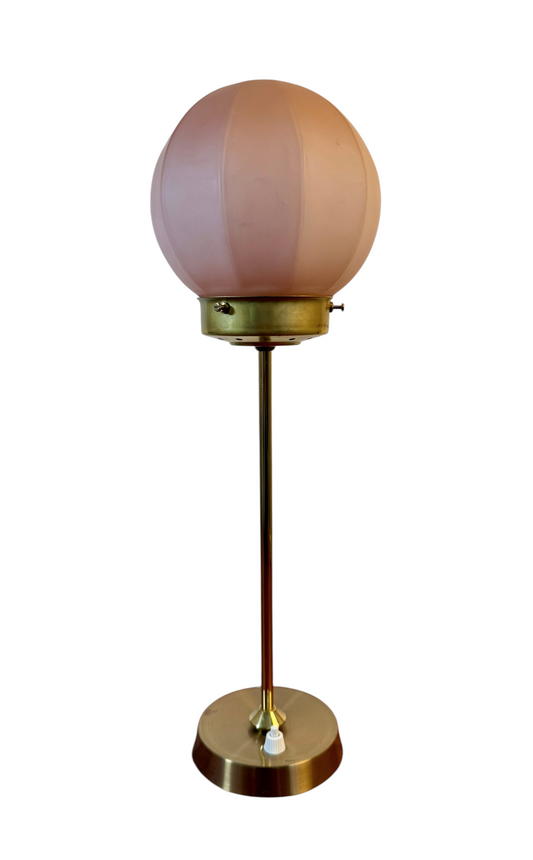 Modighus.se bordslampa i vintagestil med mässingsfot och rund rosa glaskupa på vit bakgrund