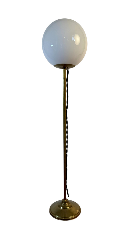 Modighus.se hög golvlampa i mässing med vit opalglasglob och svart tvinnad textilkabel i vintagestil