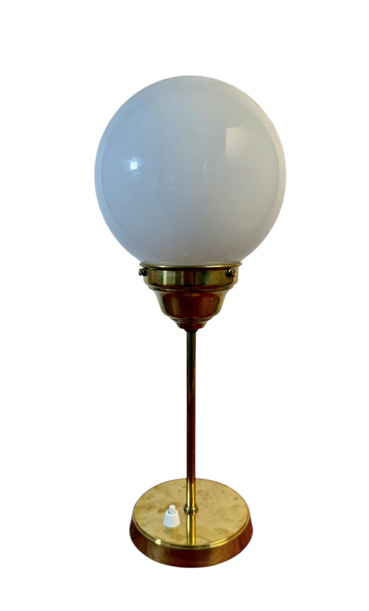 Modighus.se vintage bordslampa med mässingsfot och vit rund glasglob i elegant design