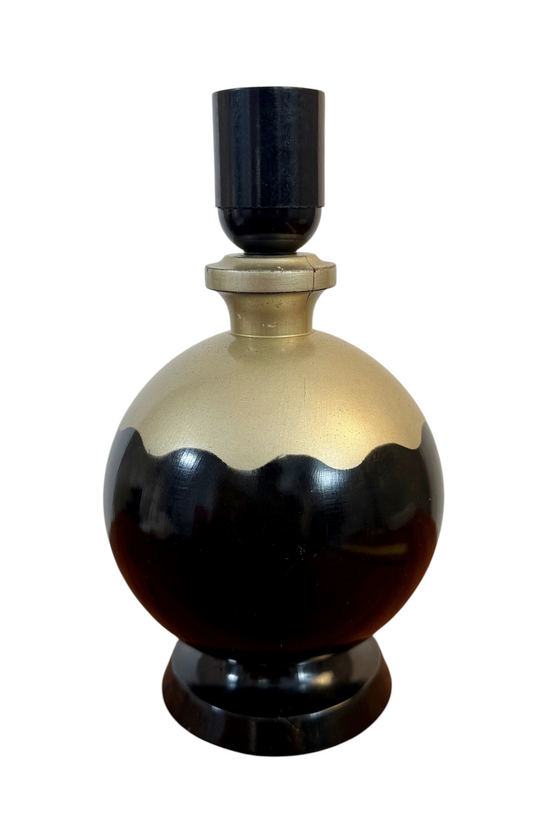 Modighus.se bordslampa i art deco-stil från 1930-talet tillverkad i svart och silvermålat trä.