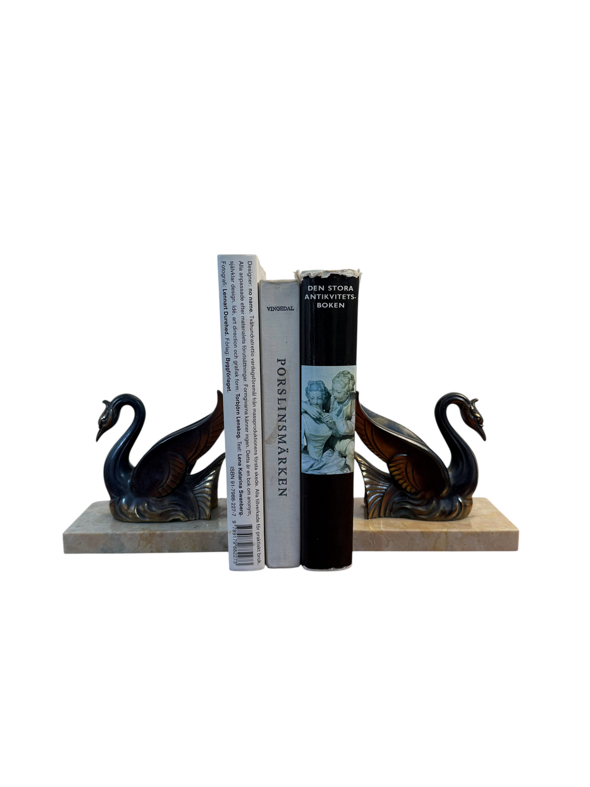 Modighus.se bokstöd i art deco-stil formade som svanar i mörkpatinerad metall med bas av ljus marmor.