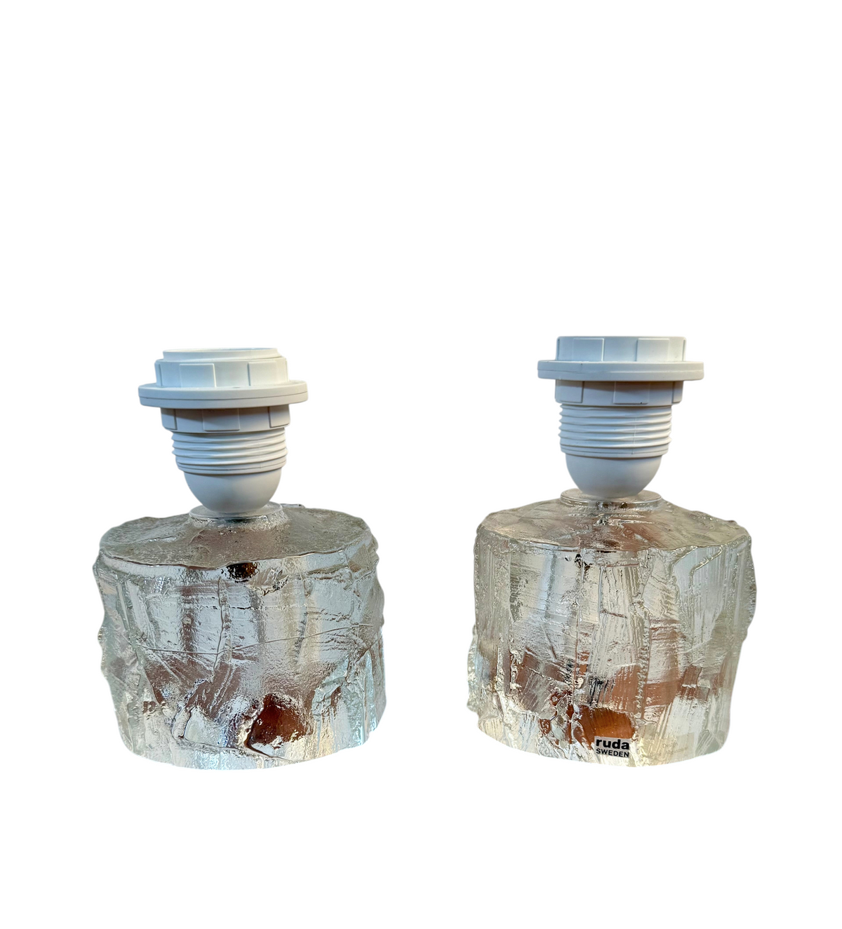 Ett par vintage lampfötter i klarglas från Ruda Glasbruk, designade av Göte Augustsson på 1950-talet hos Modighus.se