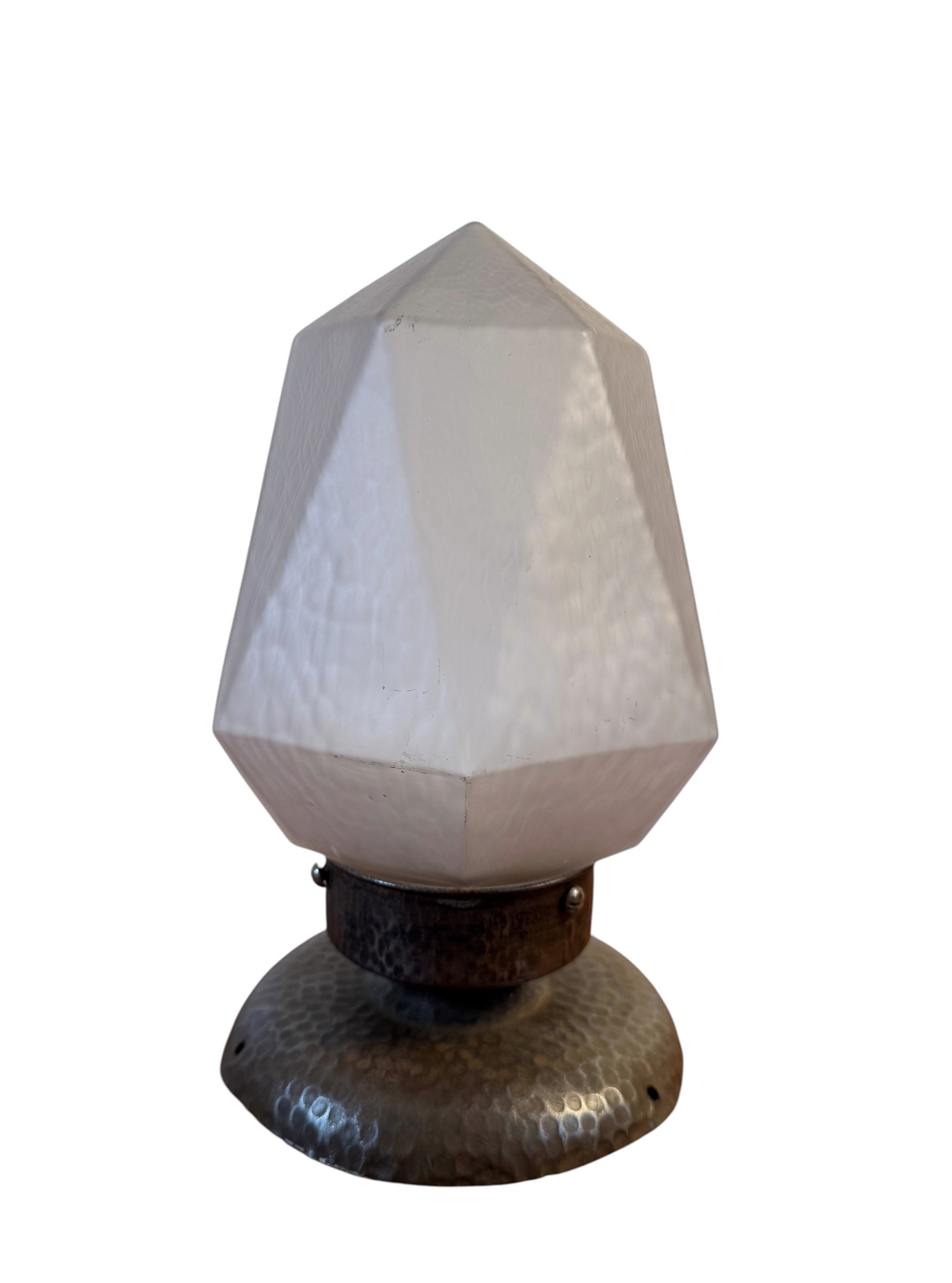 Modighus.se jugend taklampa med kantig kupa i frostat glas och hamrad metallbas från 1910-talet.