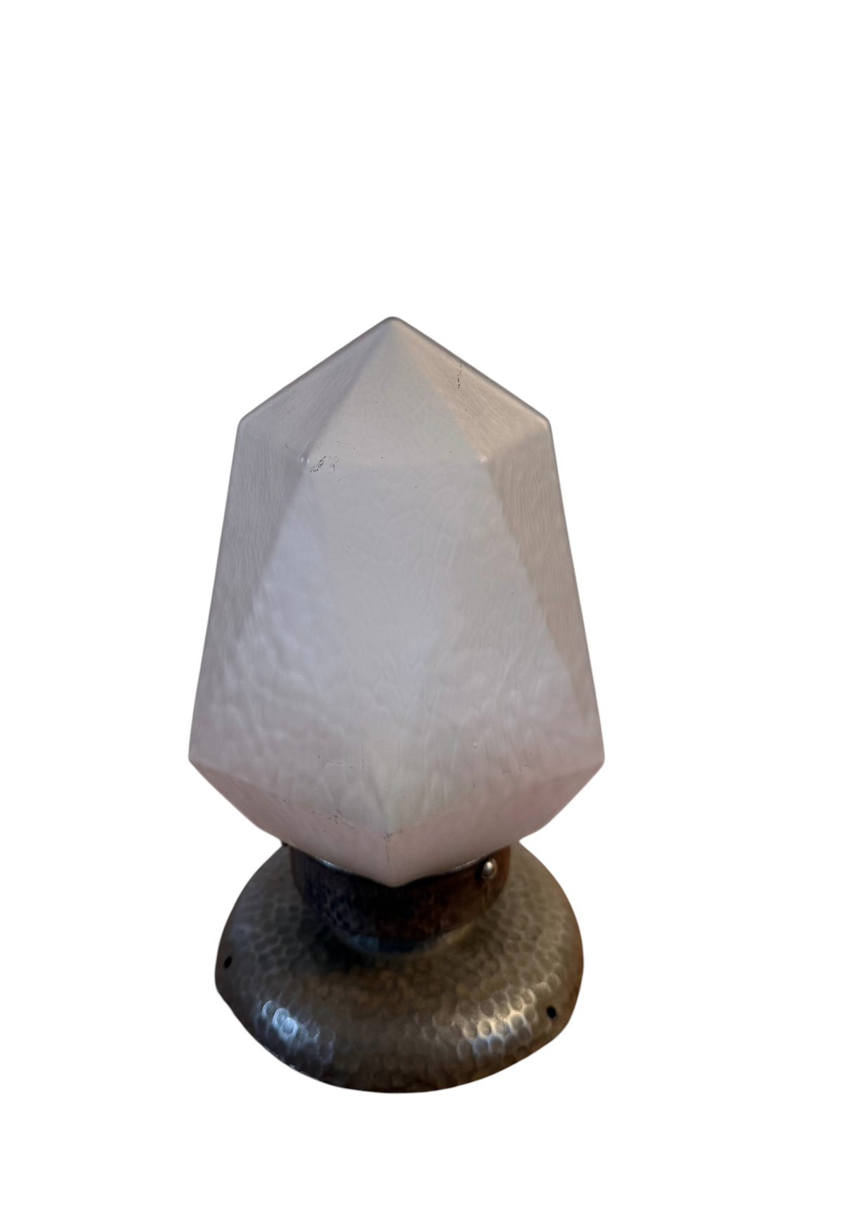 Modighus.se jugend taklampa med kantig kupa i frostat glas och hamrad metallbas från 1910-talet