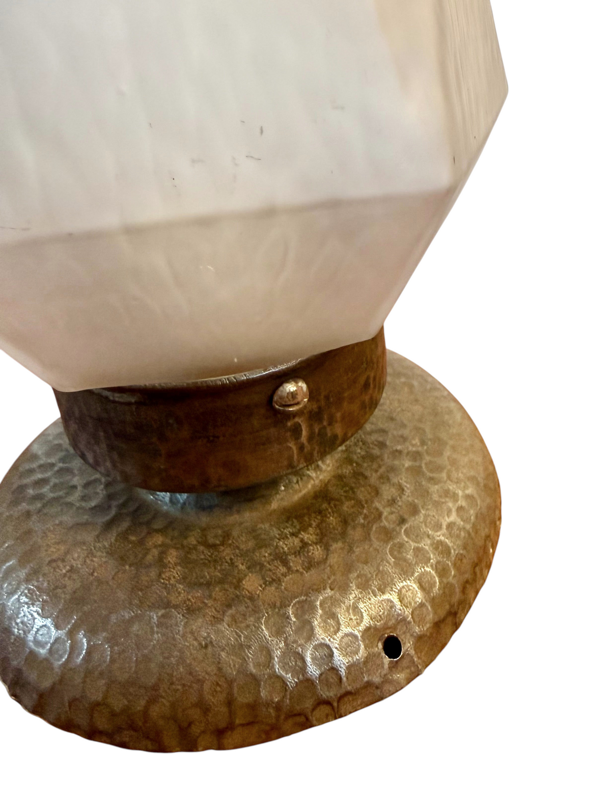 Modighus.se jugend taklampa med hamrad metallbas och kantig kupa i frostat glas från 1910-talet.