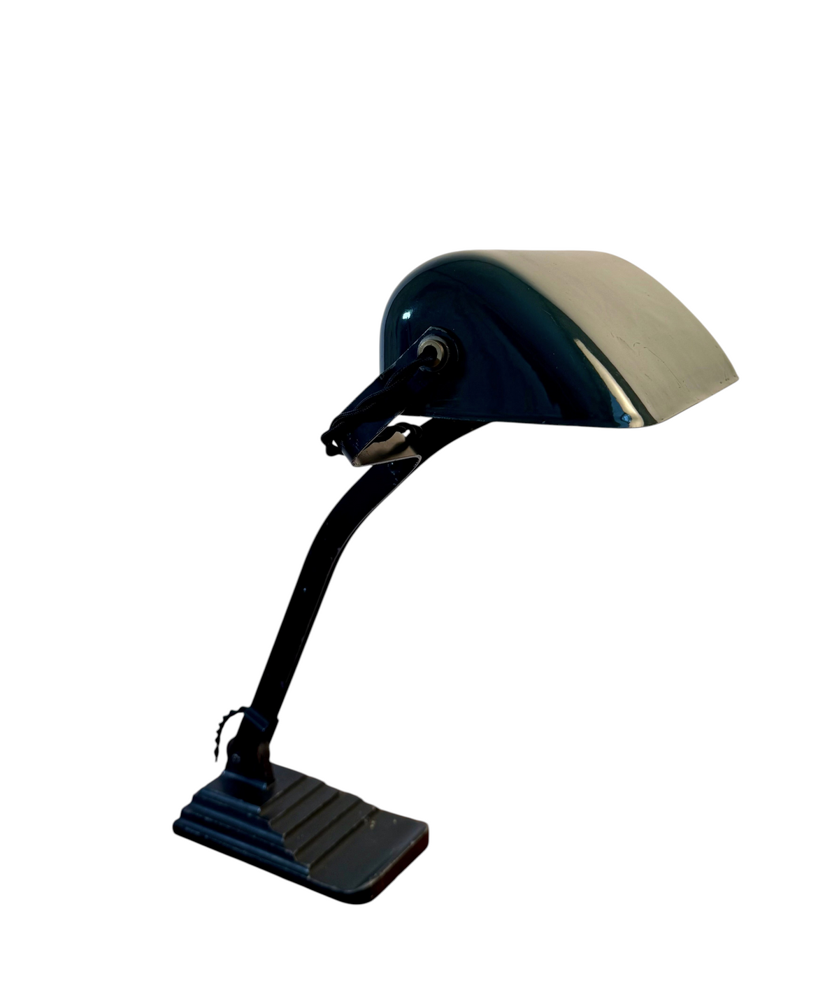 Modighus.se bankirlampa i vintagestil med svart metallstomme och grön emaljerad skärm samt svart textilkabel.