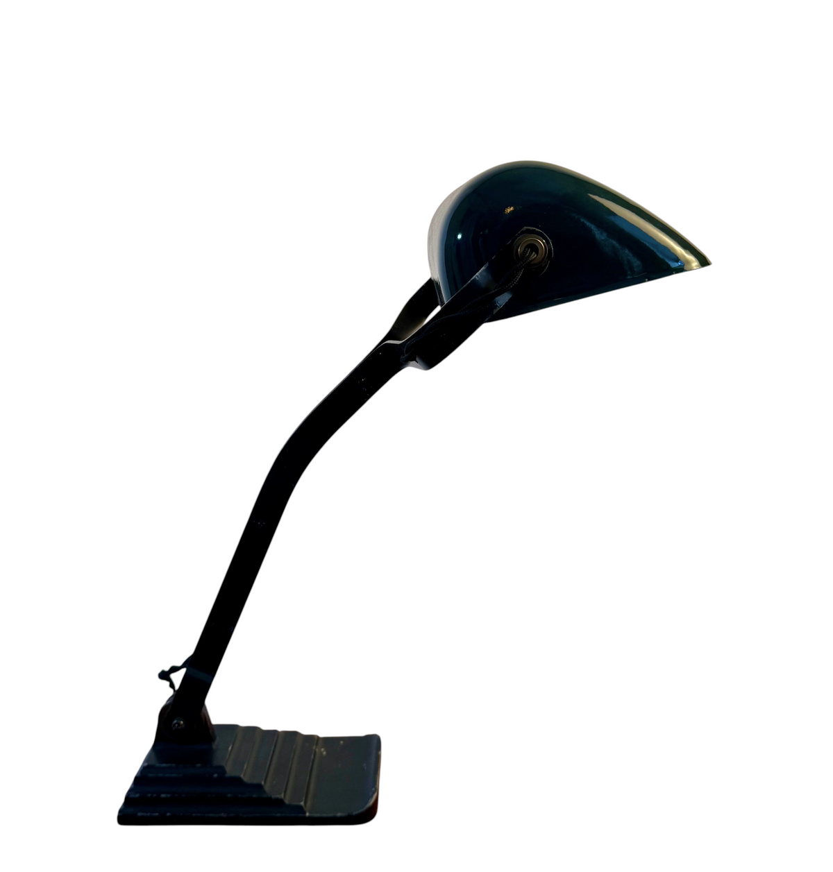 Modighus.se bankirlampa i vintage 1920-talsstil med svart metallstomme och mörkgrön emaljerad skärm.