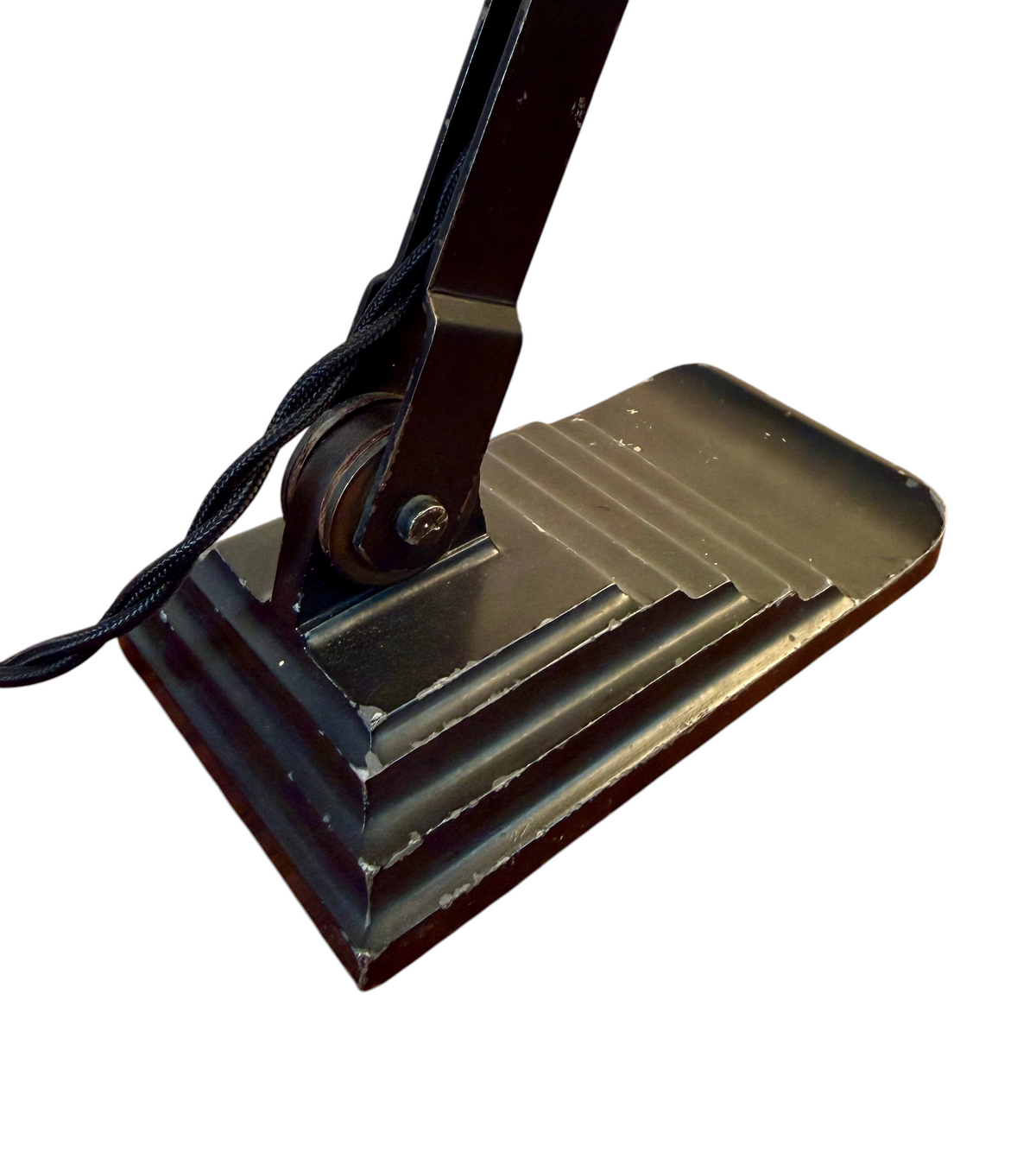 Modighus.se bankirlampa med svart metallfot och detaljerad stegad design i vintageskick