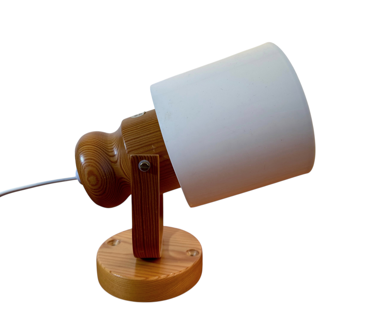 Modighus.se vägglampa från 1970-talet i furu med vit plastskärm, vintage design med justerbart lamphuvud.