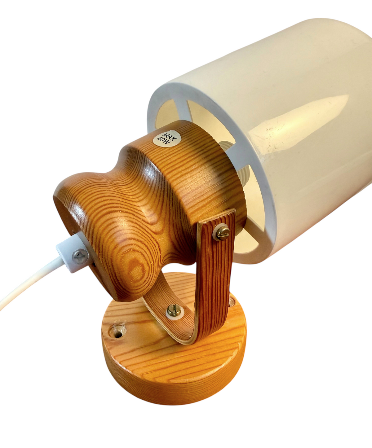 Modighus.se vägglampa i furu från 1970-talet med vit plastskärm och justerbar arm i fint vintageskick