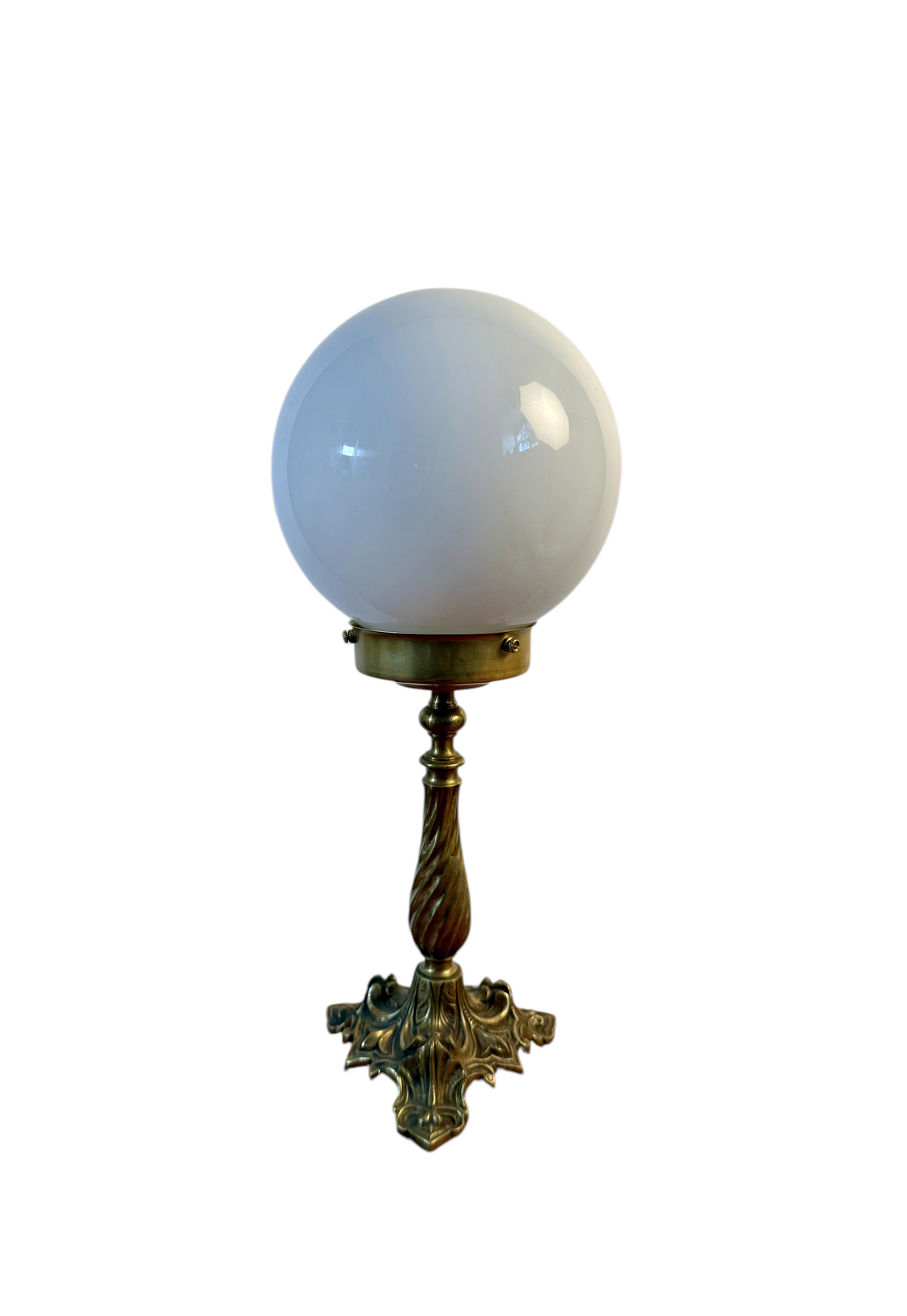 Modighus.se vintage bordslampa i mässing med en rund vit glasglob och dekorativ fot