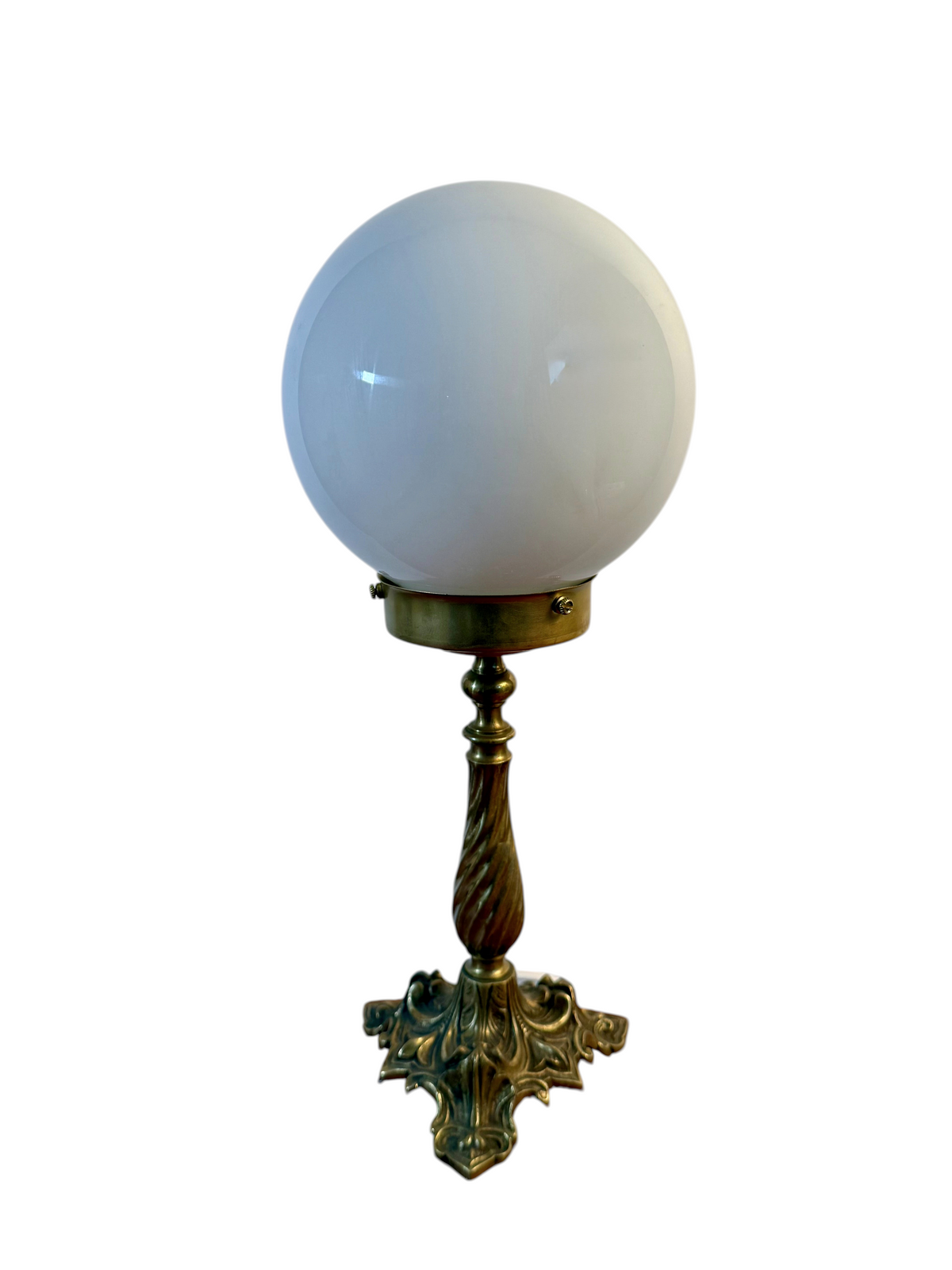 Modighus.se bordslampa i vintagemässing med en rund vit glasglob och dekorativ fot