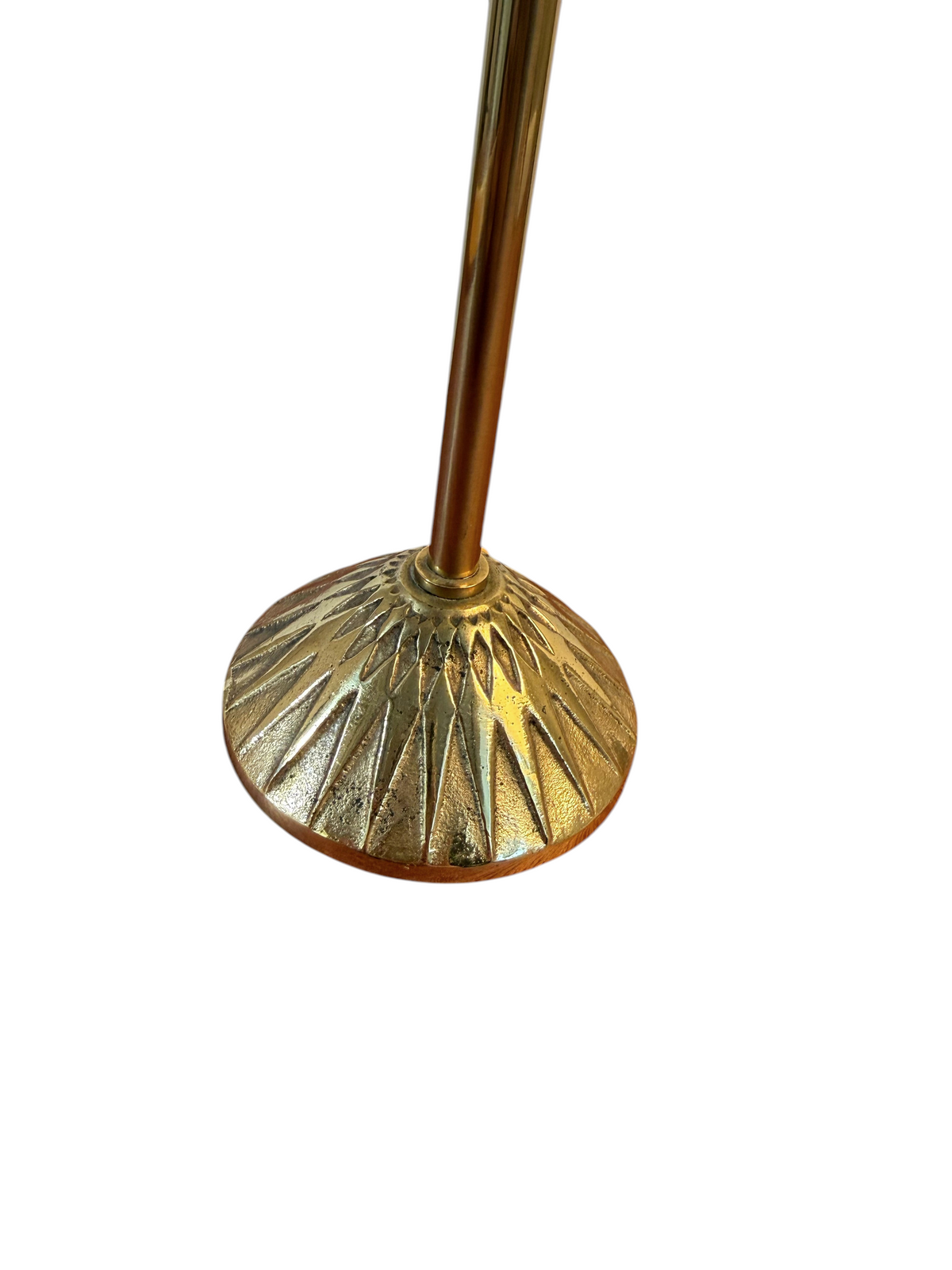 Modighus.se bordslampa ABEA från 1950-talet med en elegant dekorerad fot i mässing.