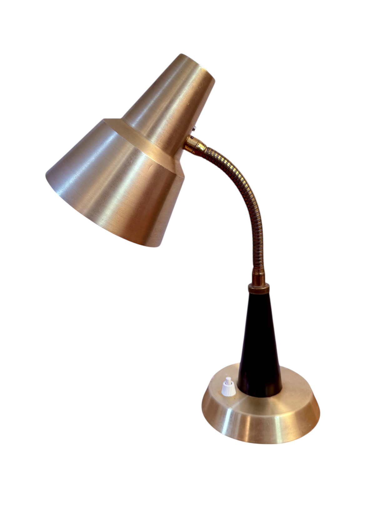 Modighus.se retro skrivbordslampa från 1950-talet i mässing och svart metall med böjbar arm.